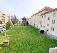 Lakóházak és parkoló a zöld udvarok között a Béke védői utcában, Eperjesen.