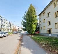 Épületek és autók az Obrancov mieru utcában, Eperjesen, alkalmasak egy kétszobás lakás számára.