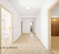 Folyosó egy családi házban, szobák ajtóival és padlócsempével.