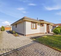 Családi ház Kútnikokban, burkolt járdával és gondozott kerttel.