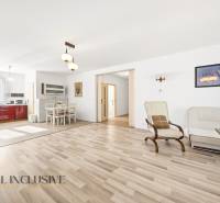 Világos nappali konyhával, fa dekoros padlóval, étkező sarokkal.