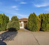 Családi ház Kútnikokban, rendezett fákkal körülvéve, gyönyörű előkert.