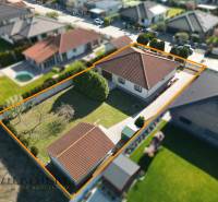 Családi ház Kútnikokban kerttel és parkolóval, kerítéssel körülvéve.