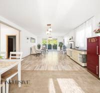 Családi ház belső tere világos nappalival és fa mintázatú padlóval.