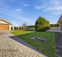 Családi ház Kútnikokban garázzsal, gyepesített udvarral és szilárd burkolatú bejárati úttal.