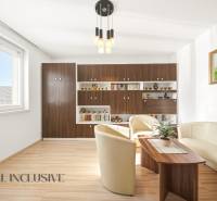 Nappali egy családi házban, fa dekorációjú padlóval és kényelmes ülőgarnitúrával.