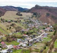 Légifelvétel egy faluról hegyvidéki táj ölelésében Lietaván, a Majer utcában, Lakóövezeti telkek.