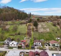 Építési telek Lietava községben, a Majer utca mellett, természettel és szomszédos házakkal körülvéve.