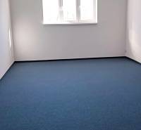 Irodák kék szőnyeggel és ablakkal, a Chovateľská utcában, Nagyszombatban.