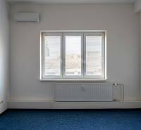 Légkondicionált szoba ablakkal az irodákban, kék szőnyeg, fehér falak.