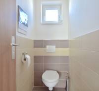 Kis WC ablakkal és csempével egy háromszobás lakásban.
