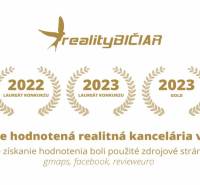 Az ingatlaniroda díjai a Saleziánska utcában, Nagyszombatban.