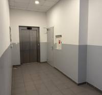 Belső tér lifttel, szürke burkolatok, Különleges ingatlanok.