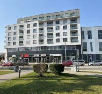 Különleges ingatlanok épülete a Pöstyén-i Nitrianska utcában 755, zöldterülettel.