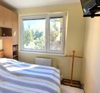 Hálószoba franciaággyal és beépített szekrényekkel egy háromszobás lakásban.