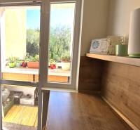 Hálószoba íróasztallal és erkéllyel a háromszobás lakásban.