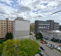 Lakóházak és zöldterületek a pozsonyi Ružinov városrészben található Jašíkova utcában.