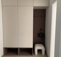 Beépített szekrény egy kétszobás lakásban akasztóval és zsámollyal.