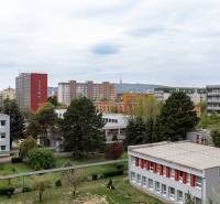 Kilátás a lakótelepi épületekre és a környező zöldterületre Pozsonyban - Ružinovban, a Medzilaborecká utcán.