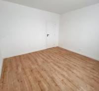 Üres szoba világos falakkal és fa dekorációjú padlóval, 3 szobás lakás.