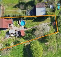 Légi felvétel egy kert medencével Királyfán.