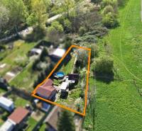 Légi felvétel a királyi udvarról, medencével és környező növényzettel.