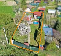 Légi felvétel a királyrévi kertről medencével és pavilonnal.