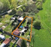 Légi felvétel a királyrévi kertekről medencével és házikóval.