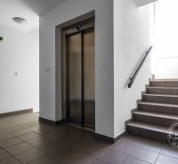 Lift és lépcsőház folyosója a Vincent Šikula utcában, Stupaván.