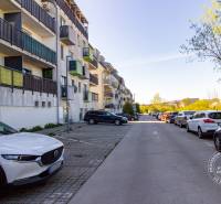 Parkolás és lakóházak a Vincent Šikula utcában, Stupava, egy 2 szobás lakásnál.