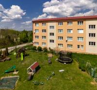 Vincent Šikula utca lakóháza Stupavában, előtérben játszótérrel.