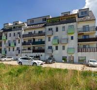 Vincent Šikula utcai lakóház Stomfán, autókkal és zölddel körülvéve.