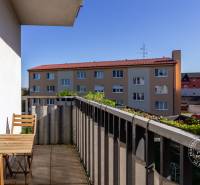 Vincenta Šikulu utcai 2 szobás lakás erkélye Stomfán, kültéri ülőalkalmatossággal és növényzettel.