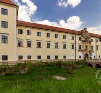 Történelmi épület Stomfán a Vincent Šikula utcában, rendezett parkkal.