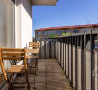 Erkély fa székekkel egy kétszobás lakásban Stupaván, a Vincent Šikula utcában.