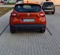 Narancssárga Renault Captur autó parkol a kövezett területen Pozsony - Járfalu, Nyárfa.