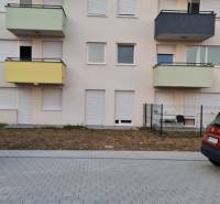 Többlakásos ház a Nyárfa utcában, Pozsony - Járfalu, parkolóval az előtérben.