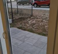 Kilátás egy garzonlakásból a pozsonyi Nyárfa utcára - Jarovce, parkoló autókkal.