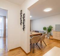 Nyaraló apartman belső tér fa dekor padlóval, étkezővel és hálószobával.