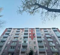 Újvár utcáján található lakóház alkalmas 2 szobás lakás számára.