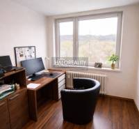 Dolgozószoba egy 4 szobás lakásban, fa mintázatú padlóval és nagy ablakkal.