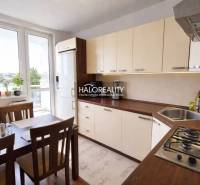 Konyha egy 4 szobás lakásban nagy ablakkal, étkezőasztallal és világos bútorokkal.