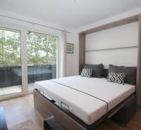 1 szobás lakás erkéllyel és ággyal az okosfalban.