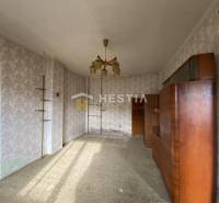 Családi ház belső tere retro tapétákkal és fa nappali szekrénnyel.