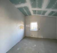 Családi ház belső tere fehér falakkal és gipszkarton álmennyezettel.