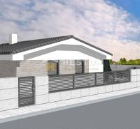 Családi ház Székelyen modern téglafalú homlokzattal és szürke panelekből álló kerítéssel.