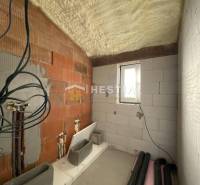 Családi ház épülő fürdőszobájának belső tere, előkészítéssel a telepítésekhez.