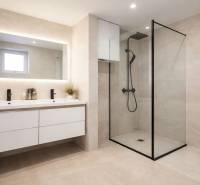 Fürdőszoba nagy tükörrel és zuhanyzóval egy családi házban.