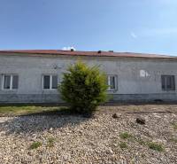 Családi ház Zémányszigeten szürke homlokzattal és cseréptetővel.