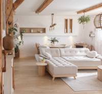 Nappali egy családi házban nagy kanapéval és fa dekorációjú padlóval.